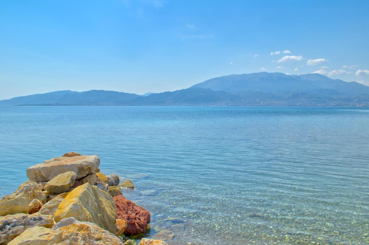 Epipleon Luxury Suites -106- Δωμάτιο 40Τμ Με Βεράντα 45Τμ Μπροστά Στην Θάλασσα Навпакт Екстер'єр фото